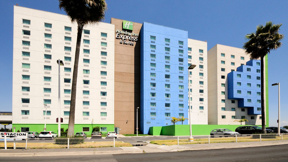 Holiday Inn Express Hotel & Suites Exterior