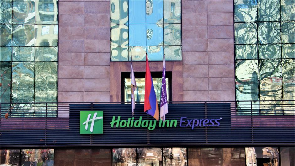 Holiday Inn Express Yerevan Exterior
