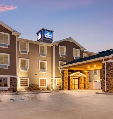 Cobblestone Hotel & Suites