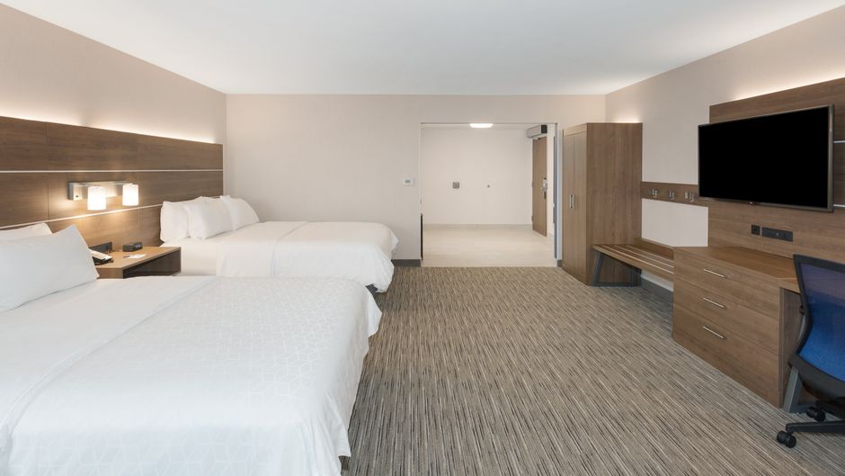 Holiday Inn Express & Suites Ottawa Airp Room