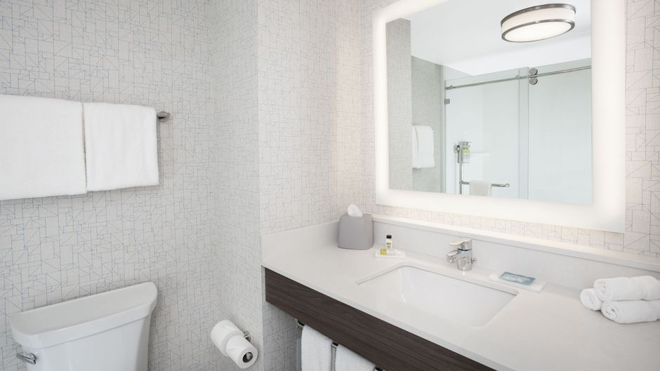 Holiday Inn Express & Suites Ottawa Airp Room