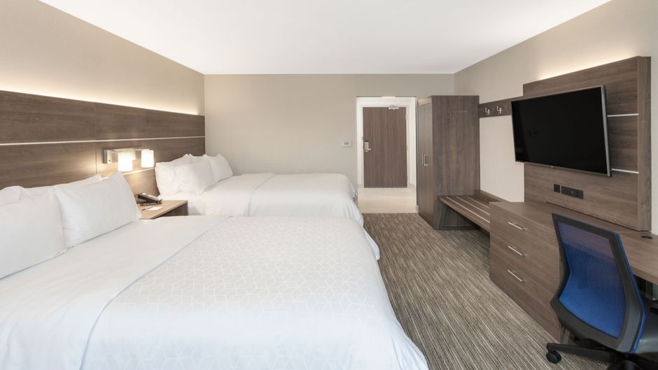Holiday Inn Express & Suites Ottawa Airp Room
