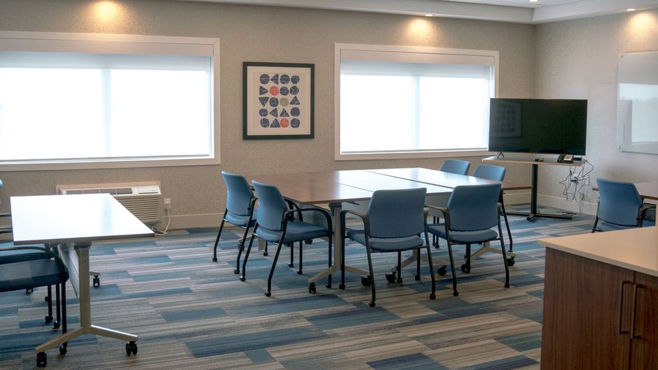Holiday Inn Express & Suites Brandon Meeting