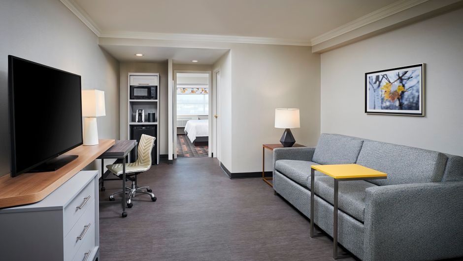 Holiday Inn & Suites Oakville @ Bronte Suite