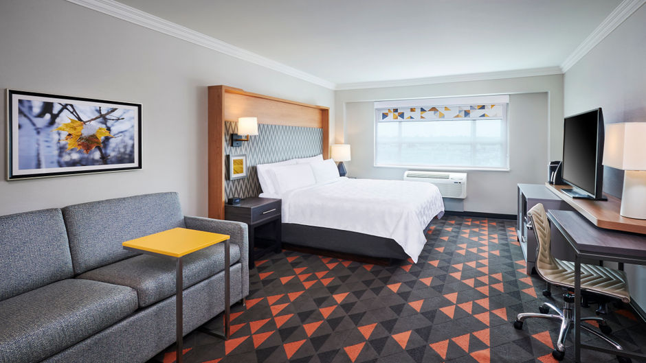 Holiday Inn & Suites Oakville @ Bronte Room