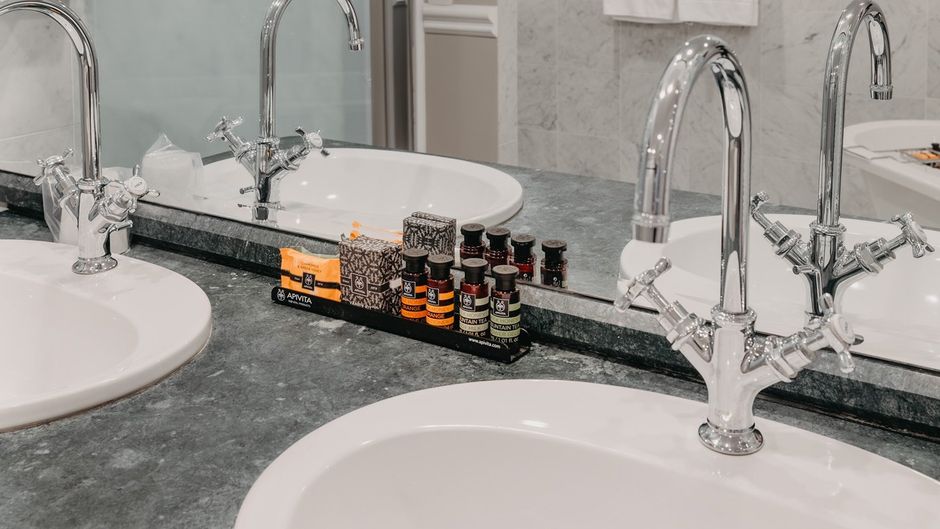 Manos Premier Hotel Suite
