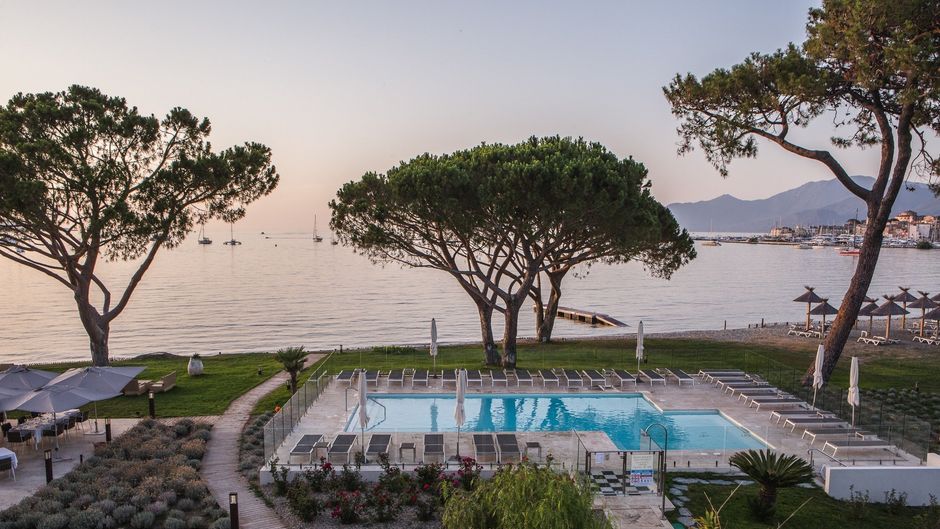 Hotel La Roya Pool
