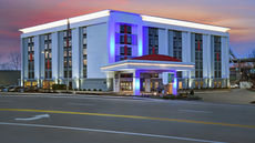 Holiday Inn Express & Suites Riverfront