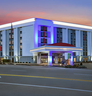 Holiday Inn Express & Suites Riverfront