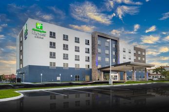Holiday Inn Express & Suites Airport