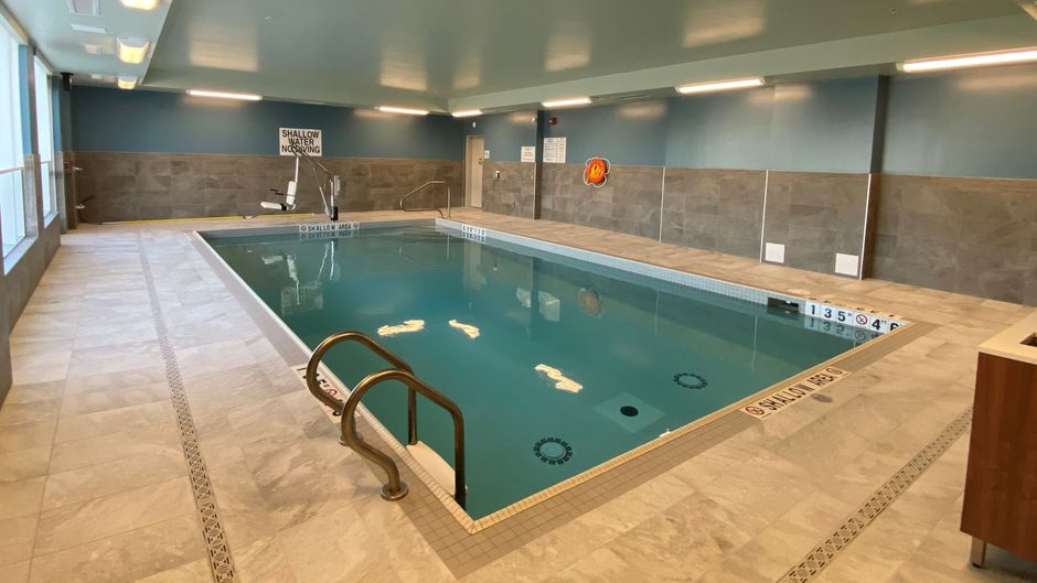 Holiday Inn Express & Suites Aurora Pool
