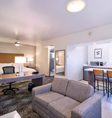 Holiday Inn Hotel & Suites