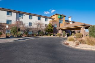 Holiday Inn Express Hotel & Suites