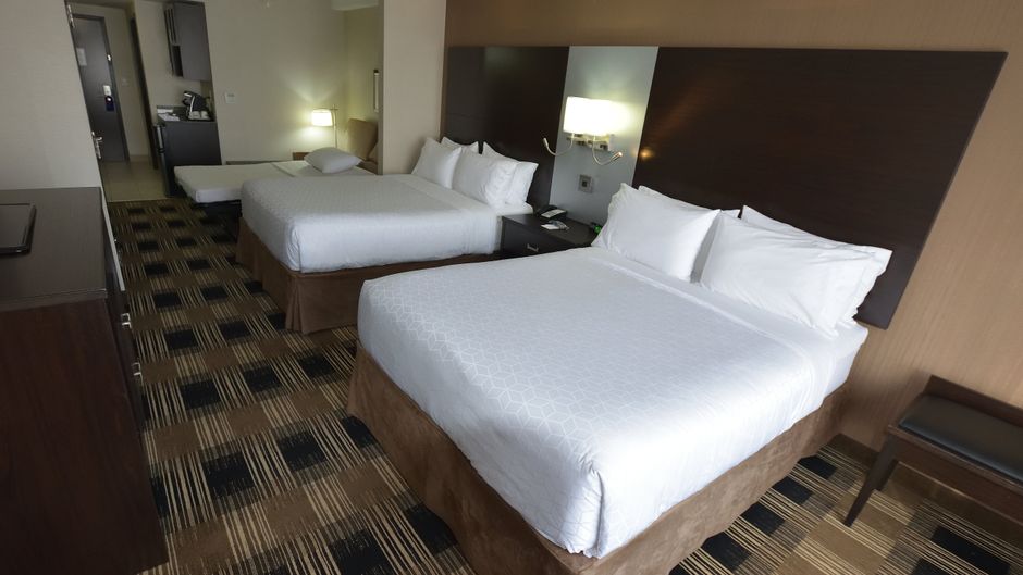Holiday Inn Express & Suites Orleans SW Room