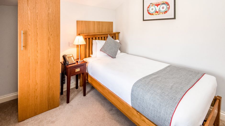 OYO Flagship The Regency Room