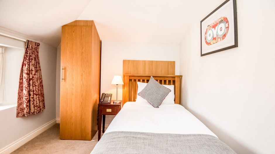 OYO Flagship The Regency Room