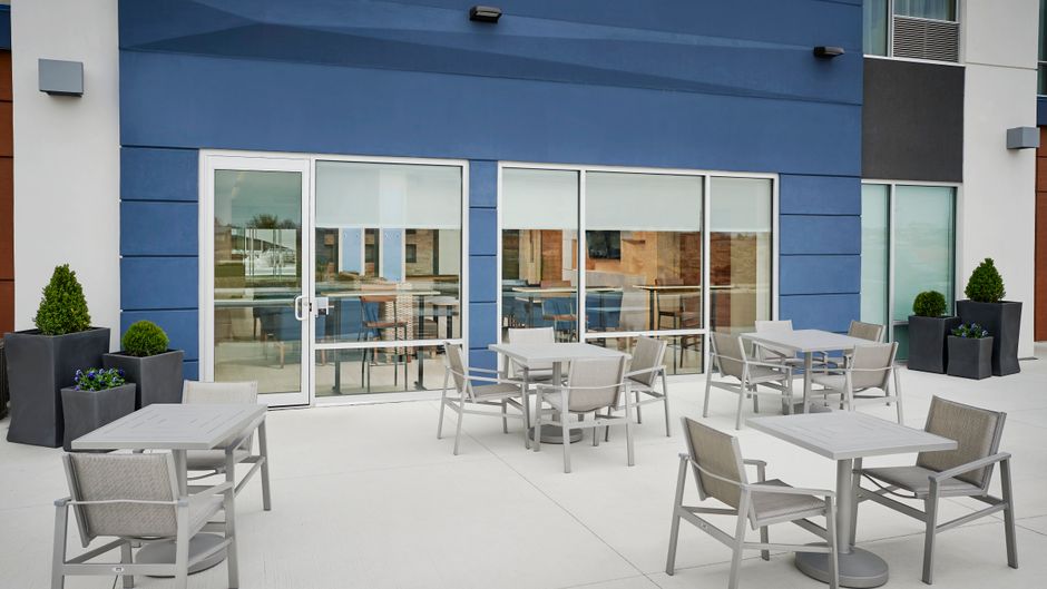 Holiday Inn Express & Suites Lakeshore Exterior