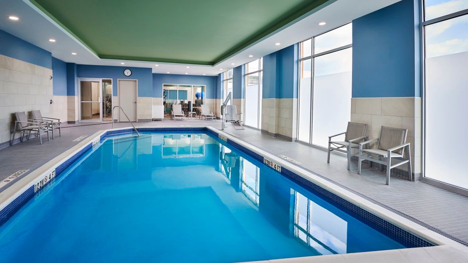 Holiday Inn Express & Suites Lakeshore Pool