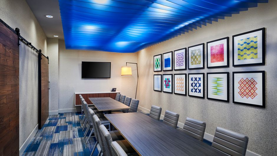 Holiday Inn Express & Suites Lakeshore Meeting