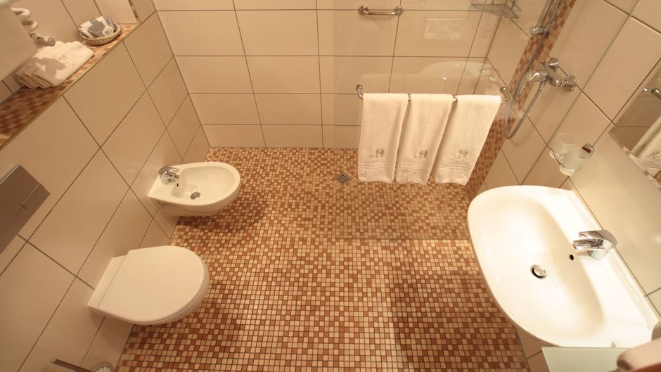 Gwarna Hotel Room