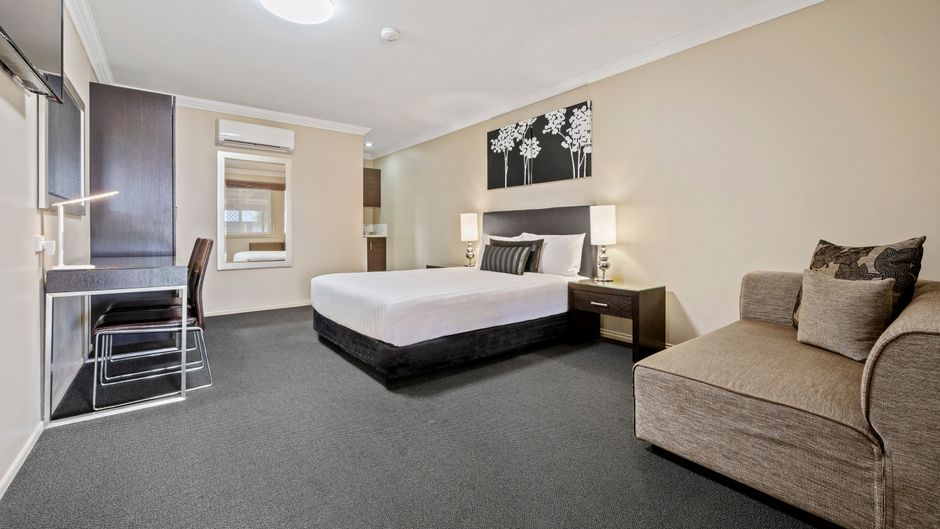 Ambassador On Ruthven Motel Room