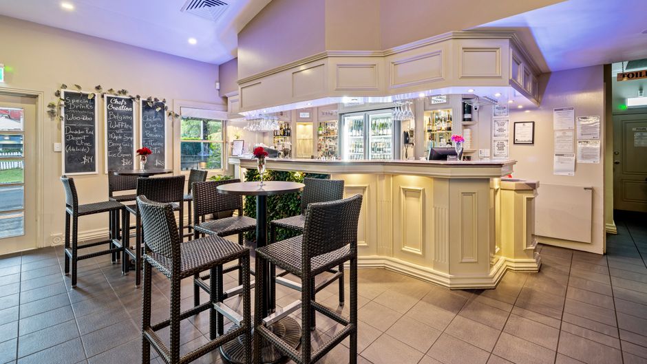 Ambassador On Ruthven Motel Restaurant