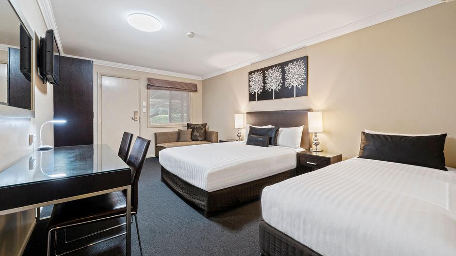 Ambassador On Ruthven Motel Room