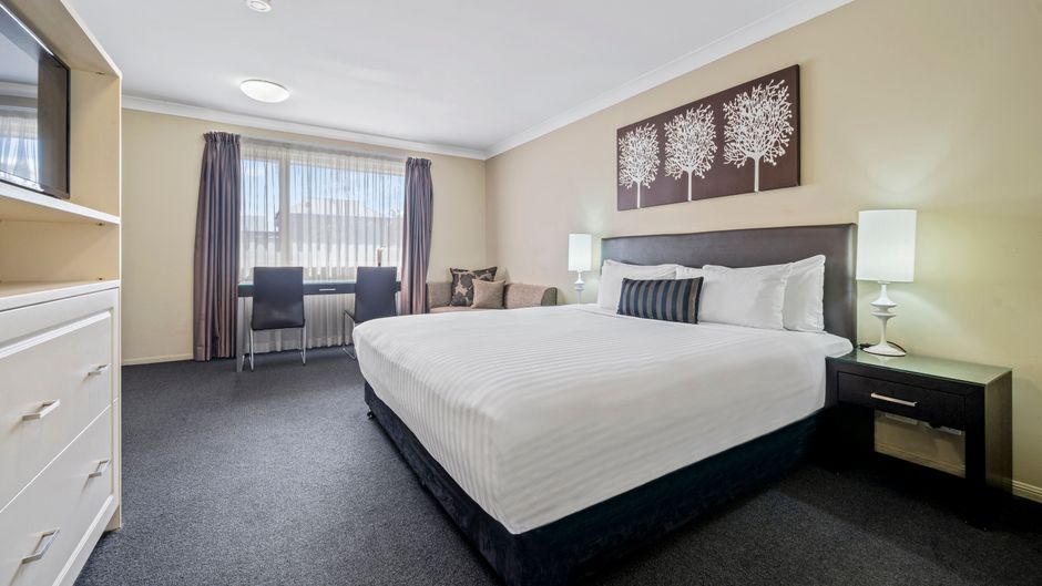 Ambassador On Ruthven Motel Room