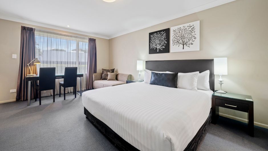 Ambassador On Ruthven Motel Room