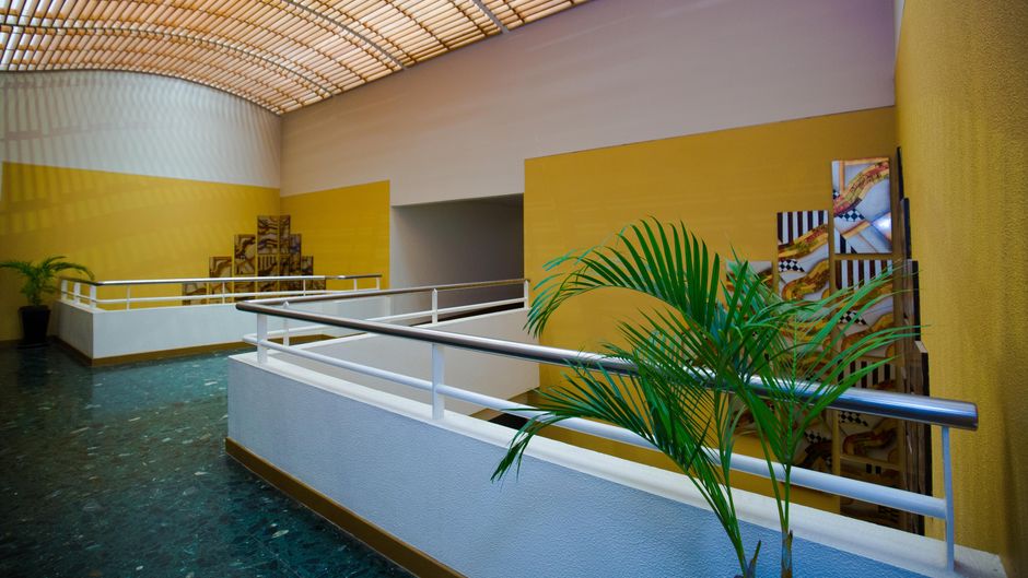 Gateway Hotel & Apartments Exterior