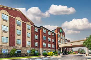 Holiday Inn Express Hotel & Suites