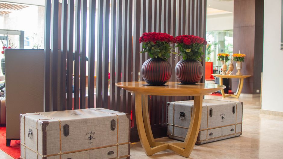 Crowne Plaza Airport Lobby
