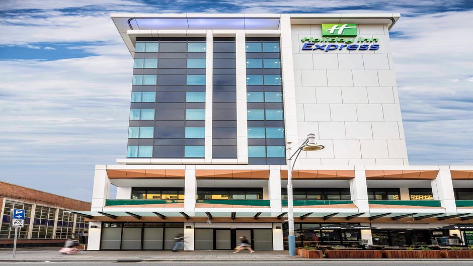 Holiday Inn Express Adelaide City Centre Exterior