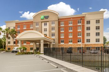 Holiday Inn Express Hotel & Suites Largo