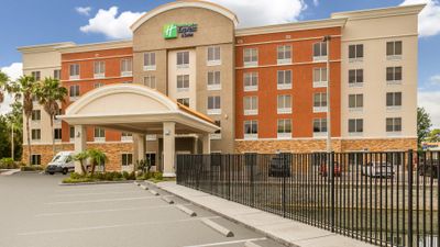 Holiday Inn Express Hotel & Suites Largo