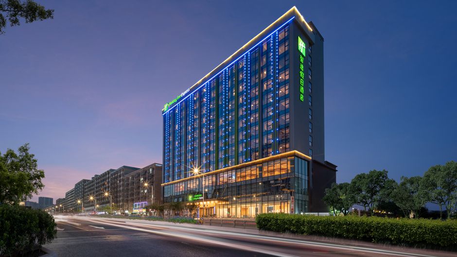 Holiday Inn Express Shenzhen Longhua Exterior