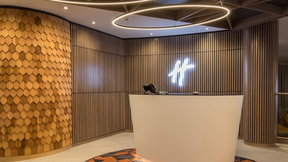 Holiday Inn Edinburgh Lobby
