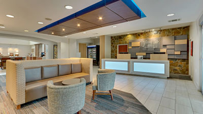 Holiday Inn Express Hotel & Suites