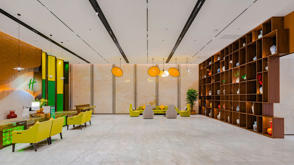Holiday Inn One Thousand Island Lake Lobby