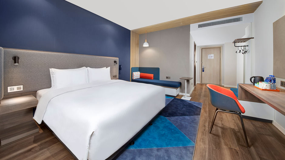 Holiday Inn Express Airport Zone Room