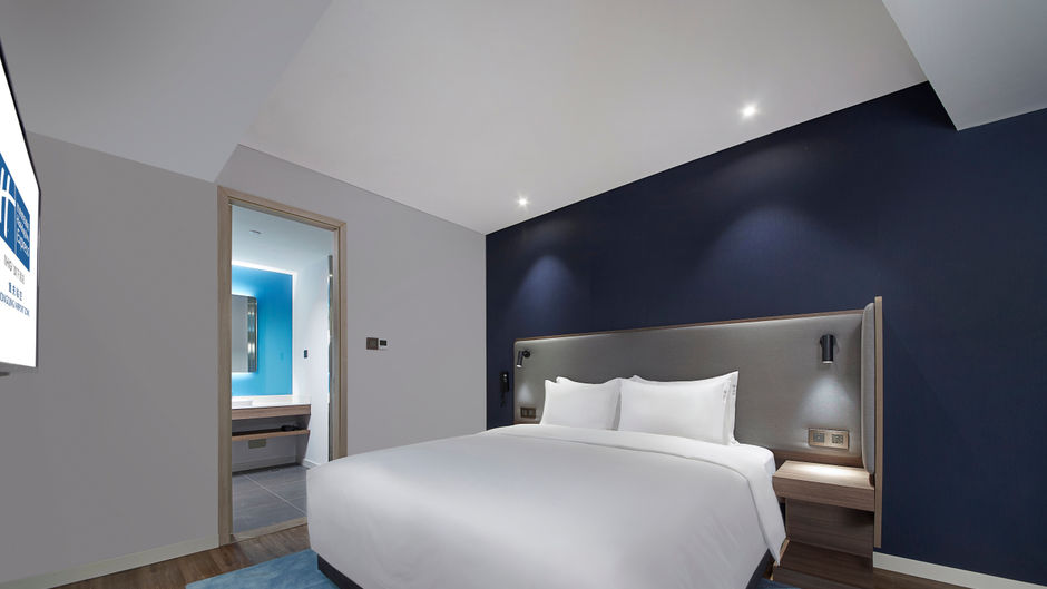 Holiday Inn Express Airport Zone Room