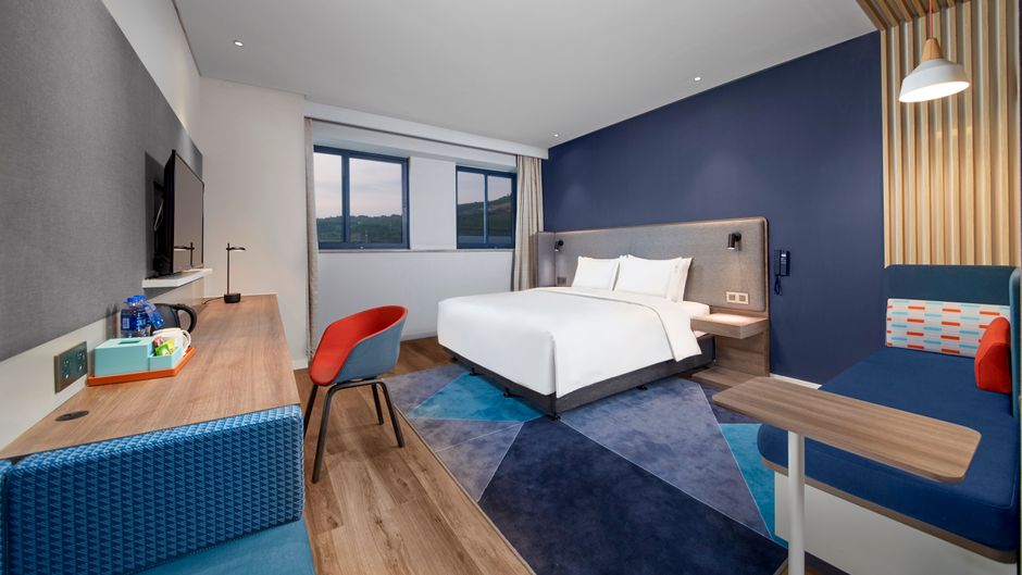 Holiday Inn Express Airport Zone Room