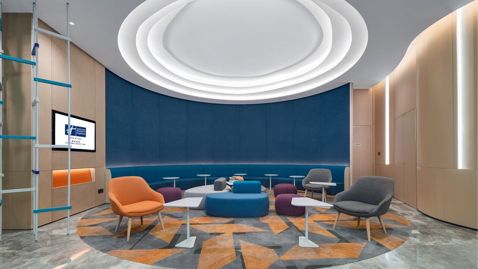 Holiday Inn Express Airport Zone Lobby
