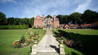 Coed-Y-Mwstwr Hotel