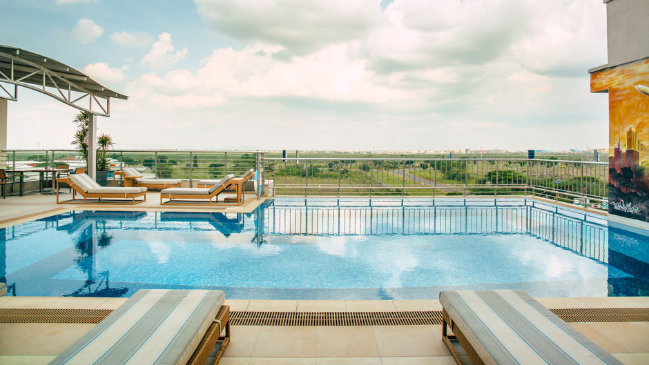 Crowne Plaza Airport Pool