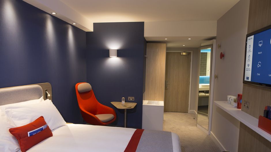 Holiday Inn Exp Cambridge West-Cambourne Room