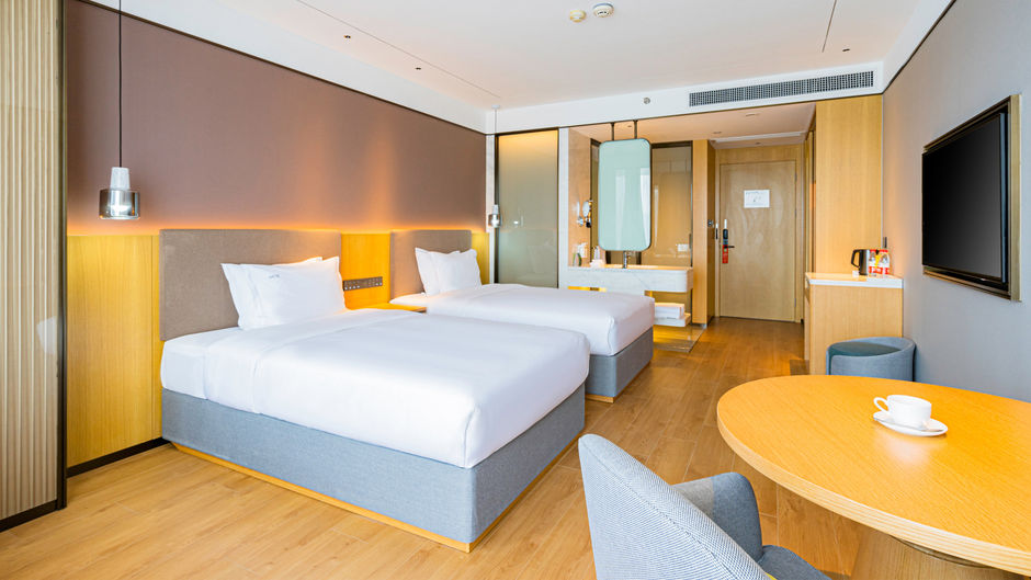Holiday Inn One Thousand Island Lake Room