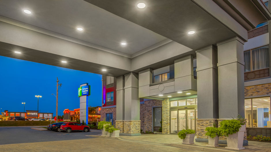Holiday Inn Express Woodstock South Exterior