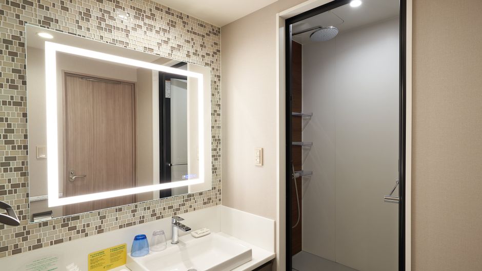 Holiday Inn & Suites Shin Osaka Room