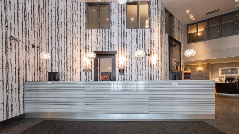 Sandman Signature Hotel Edmonton Lobby